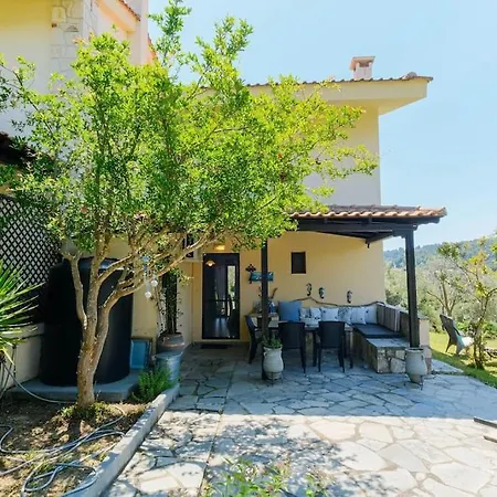 Oasis 2-bdrm Retreat With Private Garden,pefkohori Apartment