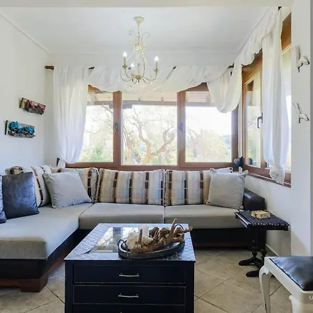 Oasis 2-bdrm Retreat With Private Garden,pefkohori *