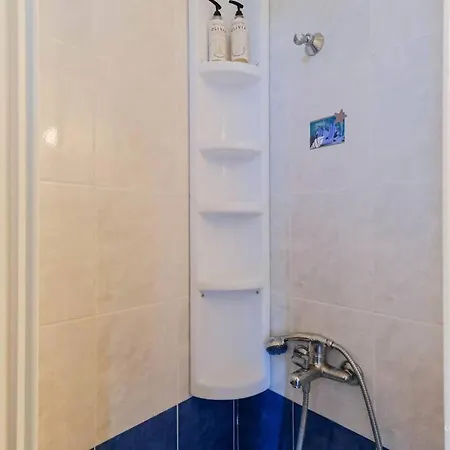 Oasis 2-bdrm Retreat With Private Garden,pefkohori Apartment