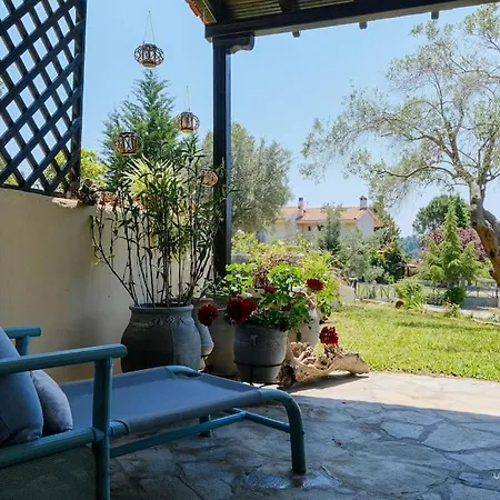 Oasis 2-bdrm Retreat With Private Garden,pefkohori Apartment
