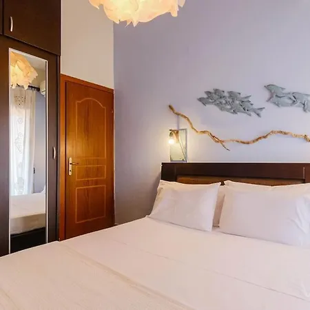 Oasis 2-bdrm Retreat With Private Garden,pefkohori Apartment *