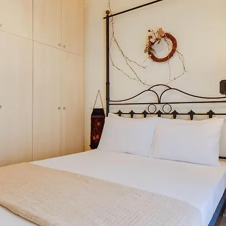 Oasis 2-bdrm Retreat With Private Garden,pefkohori Apartment
