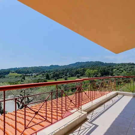 Oasis 2-bdrm Retreat With Private Garden,pefkohori Apartment
