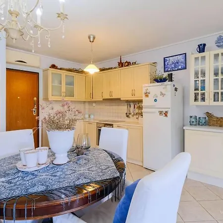 Oasis 2-bdrm Retreat With Private Garden,pefkohori Apartment
