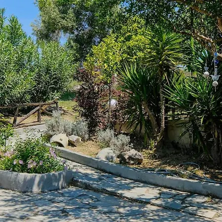 Oasis 2-bdrm Retreat With Private Garden,pefkohori Apartment