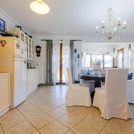 Oasis 2-bdrm Retreat With Private Garden,pefkohori Apartment *